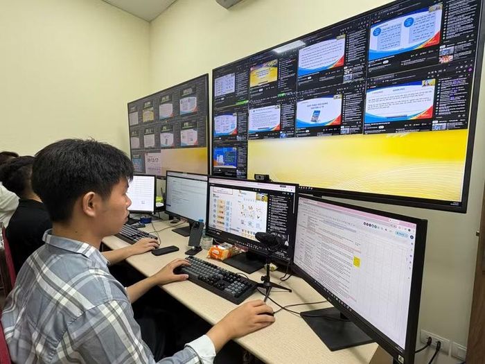 Đội ngũ kỹ thuật hỗ trợ việc tập huấn trực tuyến. (Ảnh: PV/Vietnam+)