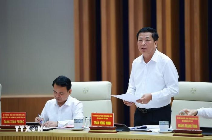 Bộ trưởng Bộ Xây dựng Trần Hồng Minh báo cáo tình hình triển khai xây dựng nhà ở xã hội, nhà ở cho thuê tại các địa phương. (Ảnh: Dương Giang/TTXVN)