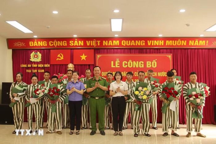 Trao Quyết định đặc xá cho 14 phạm nhân tại Trại tạm giam Công an tỉnh Điện Biên. (Ảnh: TTXVN phát)