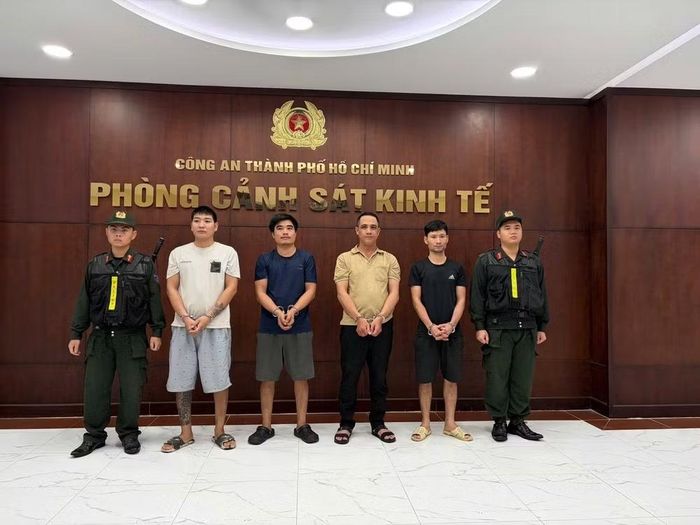 Các bị can bị Cơ quan Cảnh sát điều tra Công an TP Hồ Chí Minh khởi tố, bắt tạm giam để điều tra về hành vi “Vi phạm quy định về an toàn thực phẩm” theo Điều 317 Bộ luật Hình sự. Từ trái qua phải: Lâm Văn Hưng, Trần Văn Nghĩa, Nguyễn Văn Định, Lưu văn Thiệp. (Ảnh: PV/Vietnam+)