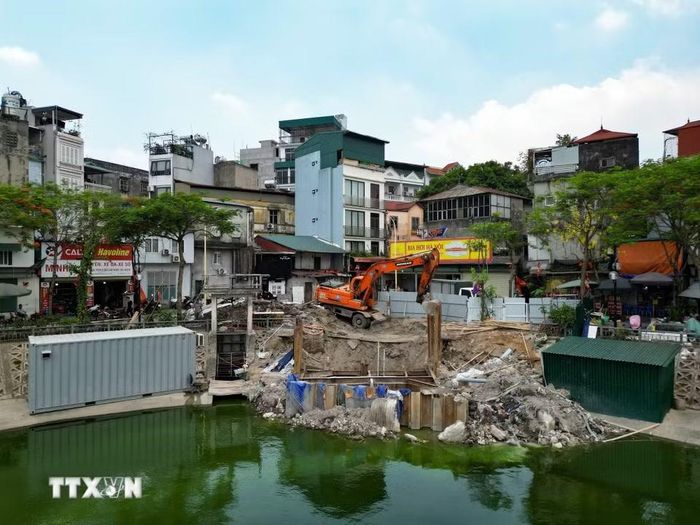 Máy xúc và thiết bị thi công được huy động tại dự án cải tạo trạm bơm hồ Linh Quang. Công trình là một trong những hạng mục trọng điểm nhằm nâng cao năng lực tiêu thoát nước, giảm ngập úng cho khu vực nội đô Hà Nội. (Ảnh: Lê Đông/TTXVN)