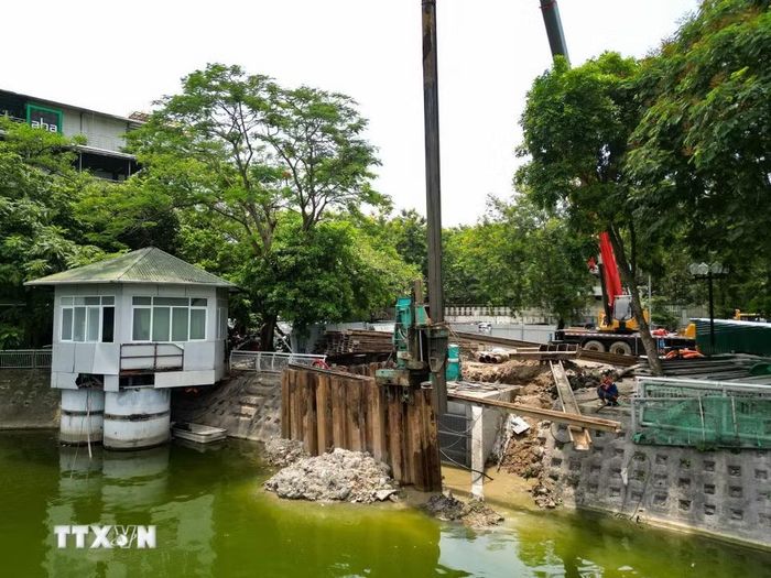 Máy cẩu và máy ép cừ được huy động đồng bộ tại công trường trạm bơm hồ Xã Đàn, phục vụ thi công các hạng mục kết cấu ngầm quan trọng của dự án. (Ảnh: Lê Đông/TTXVN)