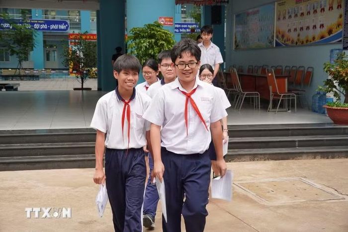 Thí sinh tại điểm thi Trường Trung học cơ sở Dương Bá Trạc (phường Chánh Hưng) hoàn thành bài thi môn Ngữ văn. (Ảnh: Trung Tuyến/TTXVN)