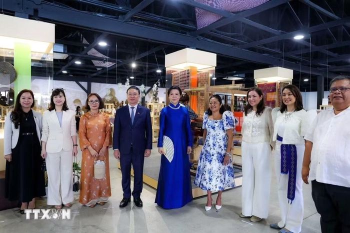 Bà Ngô Phương Ly - Phu nhân Tổng Bí thư, Chủ tịch nước Tô Lâm - cùng bà Liza Araneta Marcos - Phu nhân Tổng thống Philippines - tham quan Triển lãm Likha Filipino. (Ảnh: TTXVN phát)