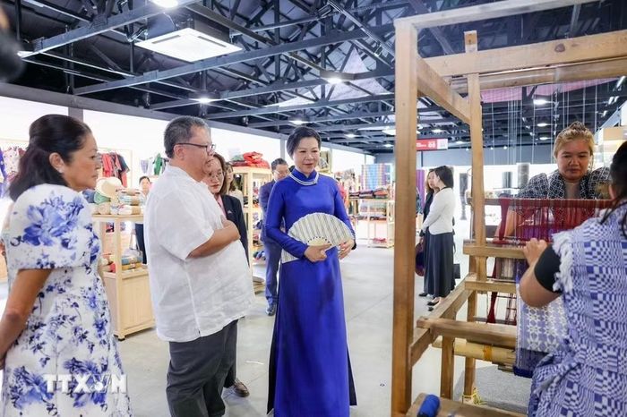 Bà Ngô Phương Ly - Phu nhân Tổng Bí thư, Chủ tịch nước Tô Lâm - cùng bà Liza Araneta Marcos - Phu nhân Tổng thống Philippines - tham quan Triển lãm Likha Filipino. (Ảnh: TTXVN phát)