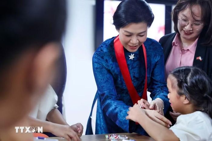 Bà Ngô Phương Ly - Phu nhân Tổng Bí thư, Chủ tịch nước Tô Lâm - thăm Trung tâm Asilo de San Vicente de Paul. (Ảnh: TTXVN phát)