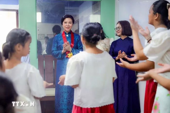 Bà Ngô Phương Ly - Phu nhân Tổng Bí thư, Chủ tịch nước Tô Lâm - thăm Trung tâm Asilo de San Vicente de Paul. (Ảnh: TTXVN phát)