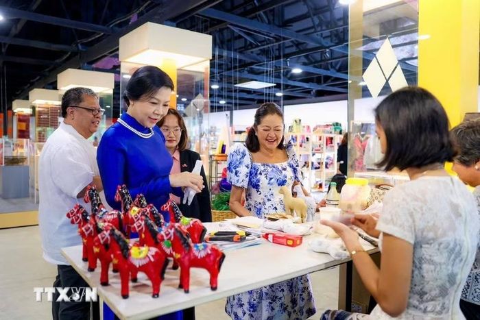 Bà Ngô Phương Ly - Phu nhân Tổng Bí thư, Chủ tịch nước Tô Lâm - cùng bà Liza Araneta Marcos - Phu nhân Tổng thống Philippines - tham quan Triển lãm Likha Filipino. (Ảnh: TTXVN phát)