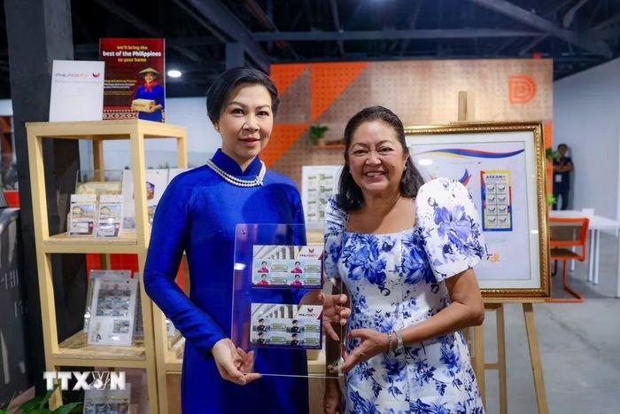 Bà Ngô Phương Ly - Phu nhân Tổng Bí thư, Chủ tịch nước Tô Lâm - cùng bà Liza Araneta Marcos - Phu nhân Tổng thống Philippines tham quan Triển lãm Likha Filipino. (Ảnh: TTXVN phát)