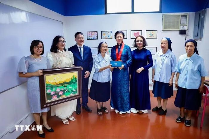 Bà Ngô Phương Ly - Phu nhân Tổng Bí thư, Chủ tịch nước Tô Lâm - thăm Trung tâm Asilo de San Vicente de Paul. (Ảnh: TTXVN phát)