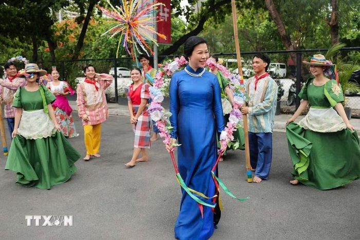 Bà Ngô Phương Ly - Phu nhân Tổng Bí thư, Chủ tịch nước Tô Lâm - tham quan Triển lãm Likha Filipino. (Ảnh: TTXVN phát) 