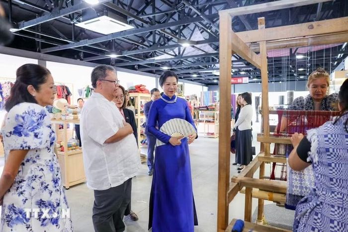 Bà Ngô Phương Ly - Phu nhân Tổng Bí thư, Chủ tịch nước Tô Lâm - cùng bà Liza Araneta Marcos - Phu nhân Tổng thống Philippines - tham quan Triển lãm Likha Filipino. (Ảnh: TTXVN phát)