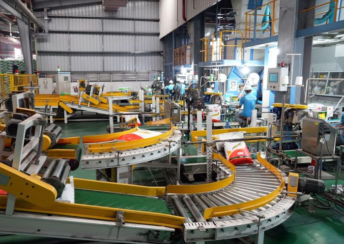 Công nhân sản xuất tại Công ty TNHH Hải Đại (Khu công nghiệp Hòa Phú, xã Phú Quới, tỉnh Vĩnh Long). Ảnh: Phạm Minh Tuấn/TTXVN