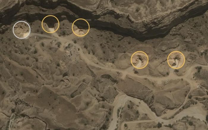 Tại một căn cứ tên lửa ở Dezful, Iran, bốn trong năm lối vào cơ sở ngầm đã được mở lại vào ngày 12/5. Vòng tròn màu xám là lối vào duy nhất vẫn bị chặn của cơ sở. Ảnh: Vệ tinh Airbus