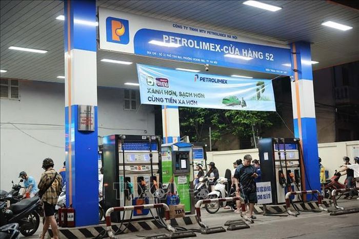 Cây xăng trên phố Tân Mai sẵn sàng cho việc phục vụ xăng E10 từ ngày 1/6/2026.