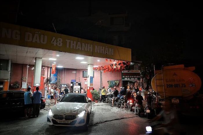 Cây xăng đông khách trước thời điểm RON95 rời thị trường (ảnh chụp đêm 31/5).