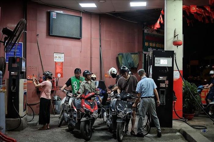 Người dân đổ đầy bình xăng RON95 trước ngày chuyển đổi sang E10 (ảnh chụp đêm 31/5).
