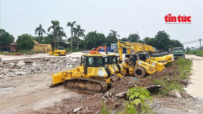Từ cuối tháng 5/2026, chủ đầu tư và nhà thầu đã huy động nhiều máy móc tập kết về khu vực bãi sông Hồng để chuẩn bị thi công dự án Công viên công cộng phường Phú Thượng trên phần diện tích đã được giao.