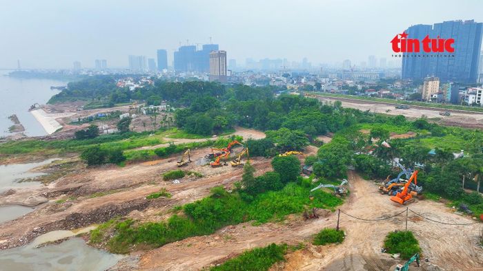 Hiện trạng khu đất triển khai dự án chủ yếu là đất nông nghiệp, đang có hàng chục hộ dân sinh sống, một khu nghĩa trang và các bến bãi hoạt động trung chuyển vật liệu xây dựng.
