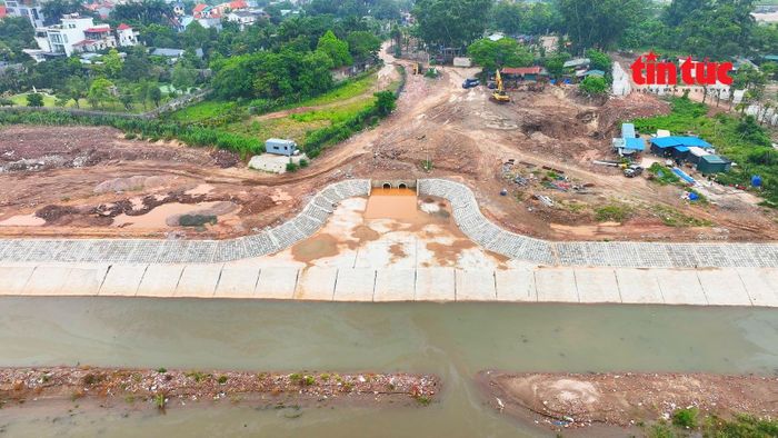 Trong phạm vi dự án công viên, khu vực sát bờ sông Hồng cũng đang thi công hạng mục cống thoát nước thuộc dự án xây dựng trạm bơm Phú Thượng nhằm tiêu thoát nước cho Khu đô thị Ciputra, Sunshine.