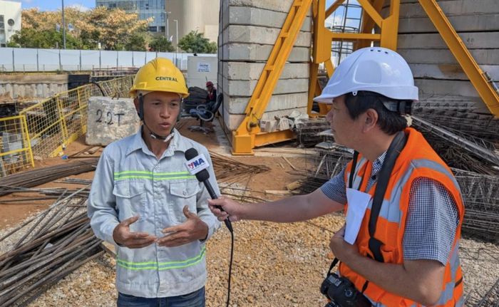 Phóng viên TTXVN phỏng vấn anh Hoàng Văn Nam, công nhân công ty Central tại Israel. Ảnh: Đức Trung