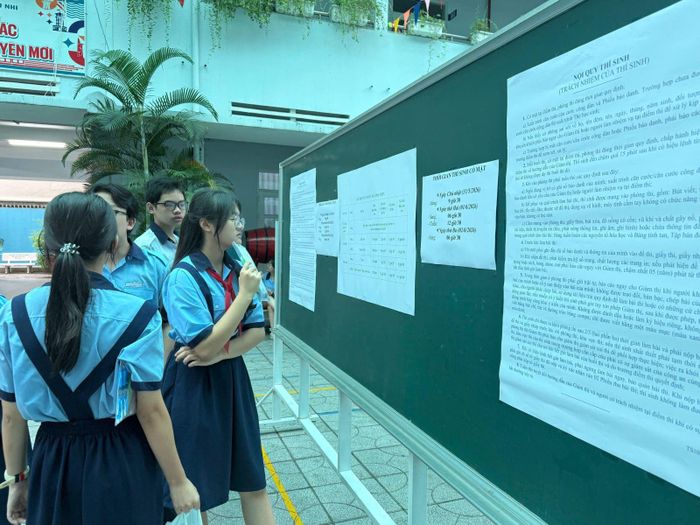 Các thí sinh dự thi tại Trường THCS Đoàn Thị Điểm xem thông tin kỳ thi trong sáng ngày 1/6.