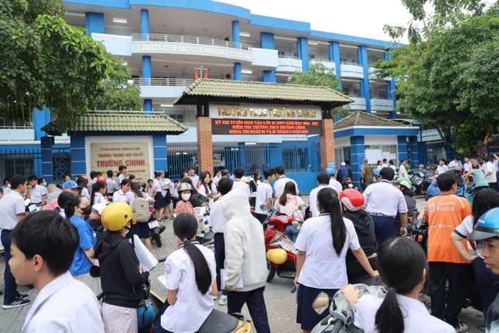 Lượng thí sinh đổ về điểm thi THCS Trường Chinh cũng đông hơn.