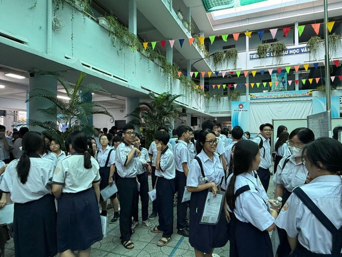 Khoảng 7 giờ, bên trong điểm thi này cũng có đông thí sinh chờ đến giờ thi.