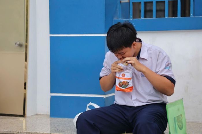 Do đi sớm nên có nhiều thí sinh cũng tranh thủ ăn sáng trước cổng trường để an tâm vào thi môn đầu tiên trong kỳ thi tuyển sinh vào lớp 10.