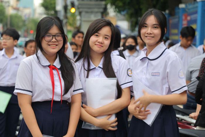 Các thí sinh vui vẻ, tự tin và thoải mái trước giờ bước vào kỳ thi tuyển sinh lớp 10 năm học 2026 - 2027.