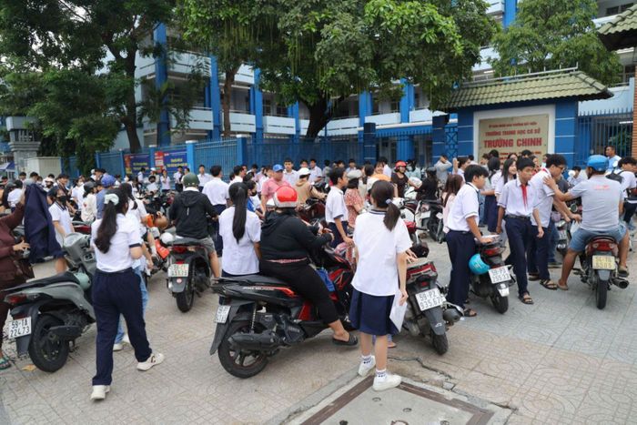 Khá đông phụ huynh cùng ngóng chờ con tại các điểm thi.
