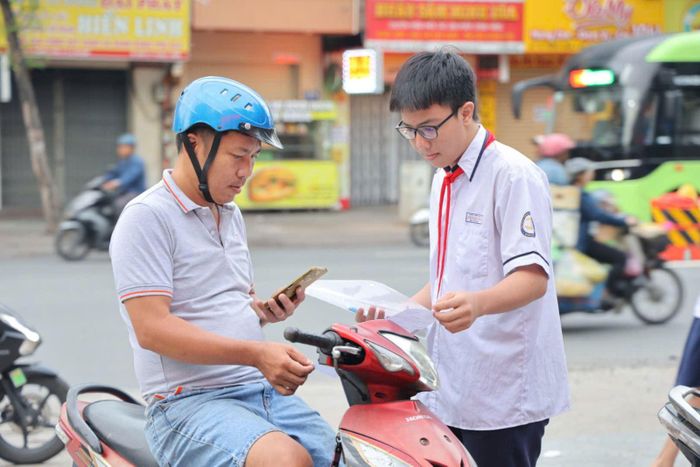 Thí sinh kiểm tra giấy tờ và chia tay phụ huynh để vào trường thi.