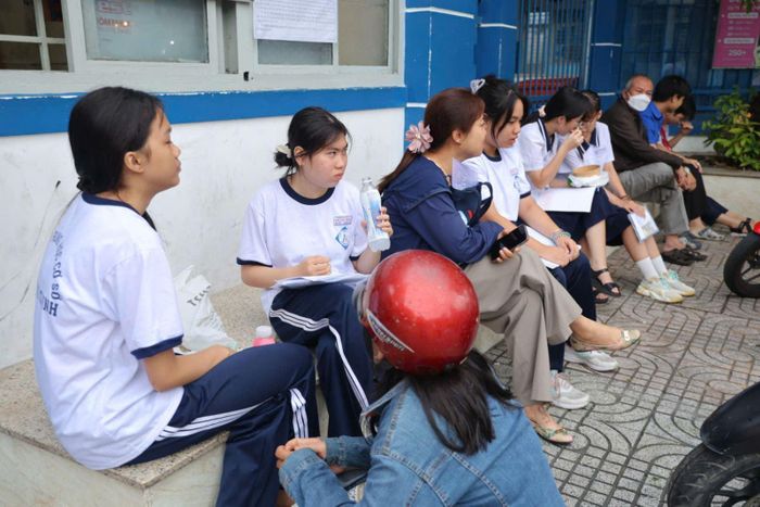 Các thí sinh ngồi chờ tại các điểm thi với khuôn mặt khá căng thẳng.