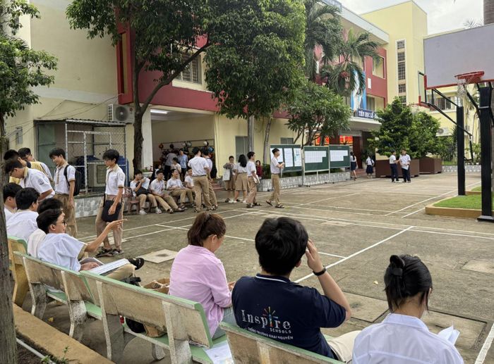 Khoảng 6 giờ 30 phút, khuôn viên Trường THCS Hoa Lư đã có đông thí sinh đến chờ vào phòng thi.