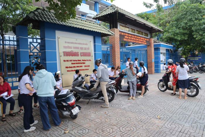 Tại điểm thi Trường THCS Trường Chinh, khá đông thí sinh đến sớm chờ đến giờ vào phòng thi.