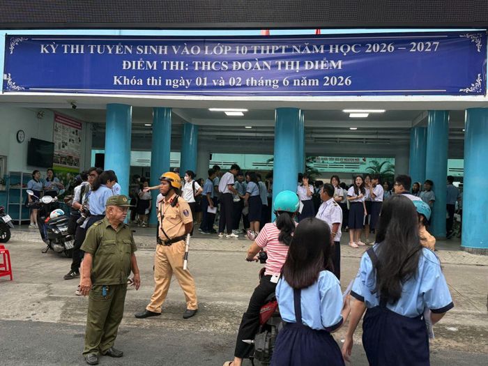 Các lực lượng cảnh sát giao thông cũng có mặt từ sớm để hỗ trợ thí sinh đi thi.