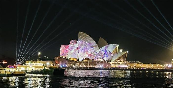 Nhà hát Con sò của thành phố Sydney trở nên lung linh huyền ảo vào đêm trong thời gian diễn ra lễ hội Vivid Sydney 2026.