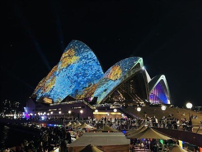 Nhà hát Con sò – biểu tưởng của thành phố Sydney - liên tục được khoác lên mình những “chiếc áo” đầy màu sắc.