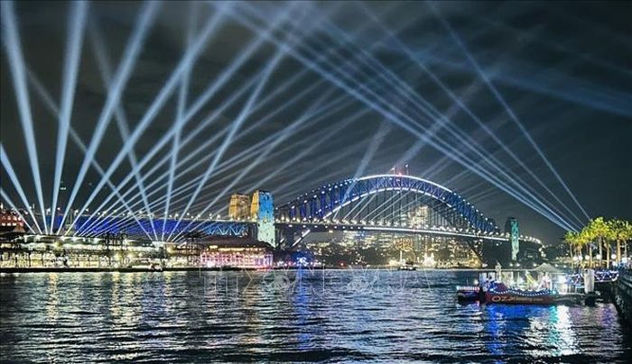 Bến cảng Sydney - một trong những địa điểm thu hút du khách bởi các màn trình diễn ánh sáng lung linh sắc màu và công nghệ hoành tráng tại Lễ hội ánh sáng Vivid Sydney 2026.