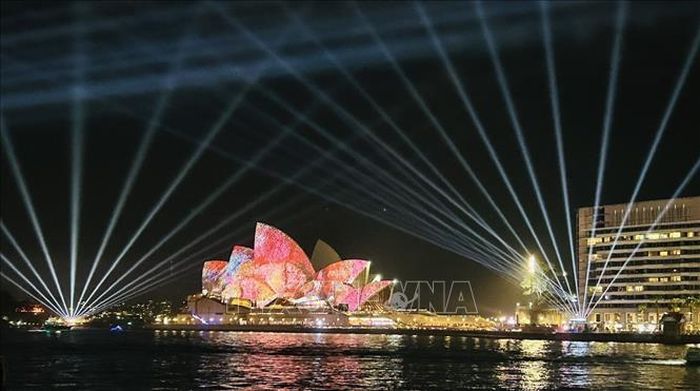 Vivid Sydney 2026 biến Nhà hát Con sò trở thành một sân khấu nghệ thuật rực rỡ sắc màu.