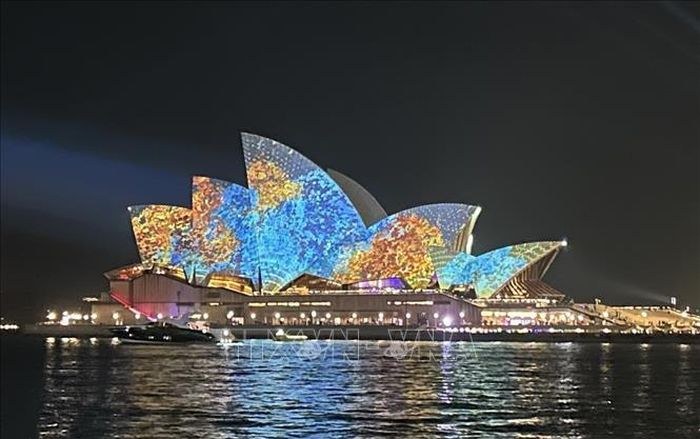 Nhà hát Con sò – biểu tượng của thành phố Sydney - liên tục được khoác lên mình những “chiếc áo” đầy màu sắc.