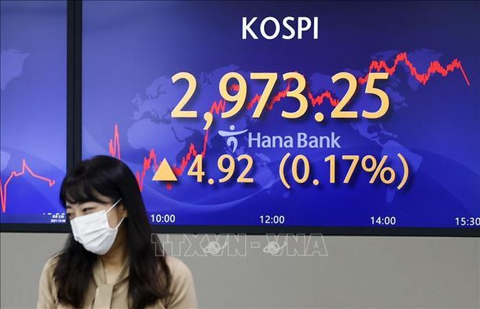 Bảng điện tử thông báo chỉ số KOSPI tăng điểm tại ngân hàng Hana ở Seoul, Hàn Quốc. Ảnh tư liệu: YONHAP/TTXVN
