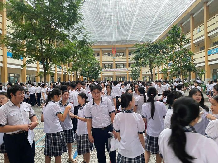 Khoảng 7 giờ 10, các thí sinh đã tập trung khá đông tại điểm thi THCS Trường Thọ, phường Thủ Đức.