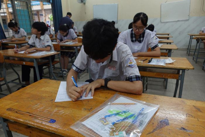 Các thí sinh hoàn tất thủ tục kiểm tra thông tin trước khi vào phòng thi môn Ngữ văn.