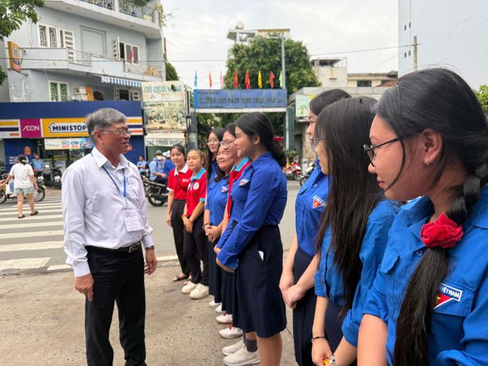 Lãnh đạo Sở Giáo dục và Đào tạo động viên các tình nguyện viên tại điểm thi đặc biệt.