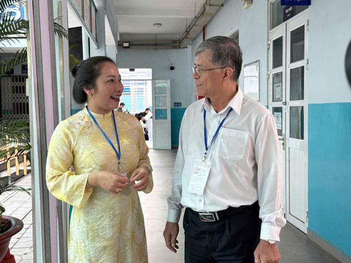 Điểm thi Trường THCS Đoàn Thị Điểm bố trí hỗ trợ di chuyển cho thí sinh bị gãy chân, phải đi nạng trong kỳ thi lớp 10.