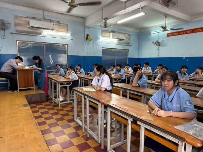 Khoảng 7 giờ 30, các thí sinh đã có mặt đầy đủ tại điểm thi chờ đến giờ thi.