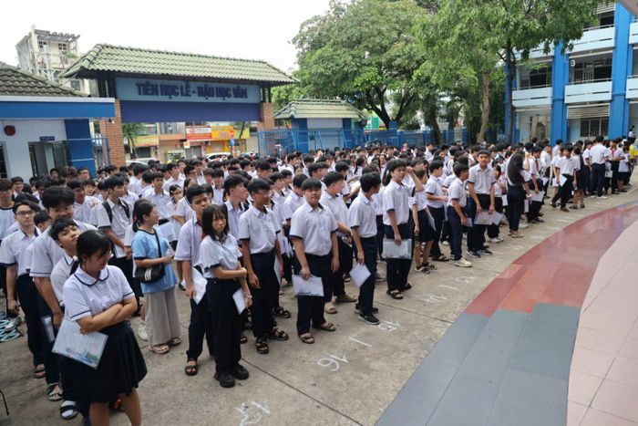 Công tác kiểm tra, giám sát tại các điểm thi được thực hiện chặt chẽ nhằm đảm bảo kỳ thi diễn ra an toàn, nghiêm túc.