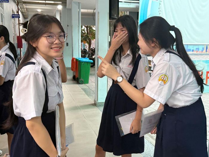 Các thí sinh tự tin bước vào phòng thi trong ngày đầu tiên của kỳ thi tuyển sinh lớp 10 năm học 2026 - 2027.