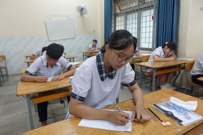Thí sinh kiểm tra giấy báo dự thi trước giờ vào phòng thi tại điểm thi Trường THCS Trường Thọ.